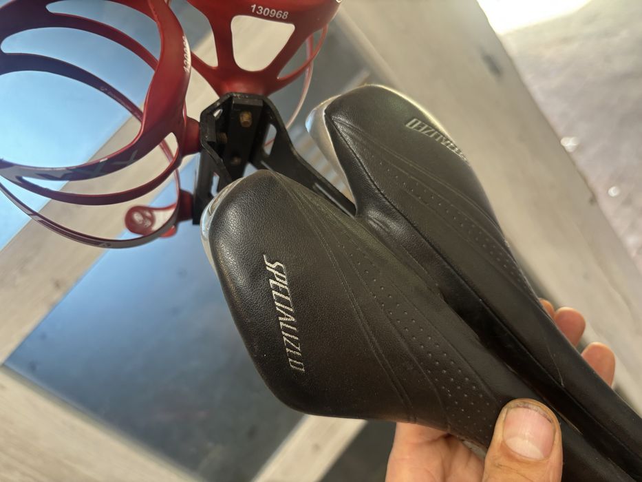 Siodełko rowerowe specialized z koszykami na bidon