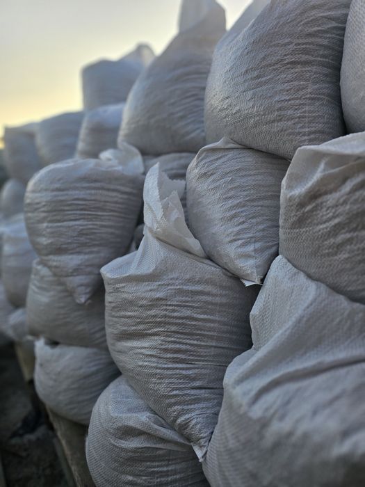 Чорнозем, пісок, щебінь, гранвідсів, керамзит в мішках та бегаг