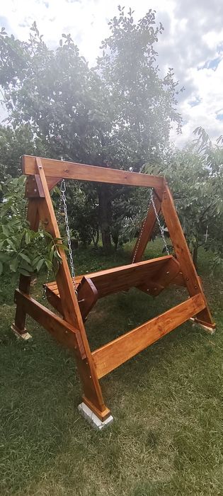 Садова дерев'яна качеля