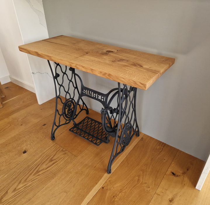 Stolik konsola z podstawą zabytkowej maszyny do szycia Singer