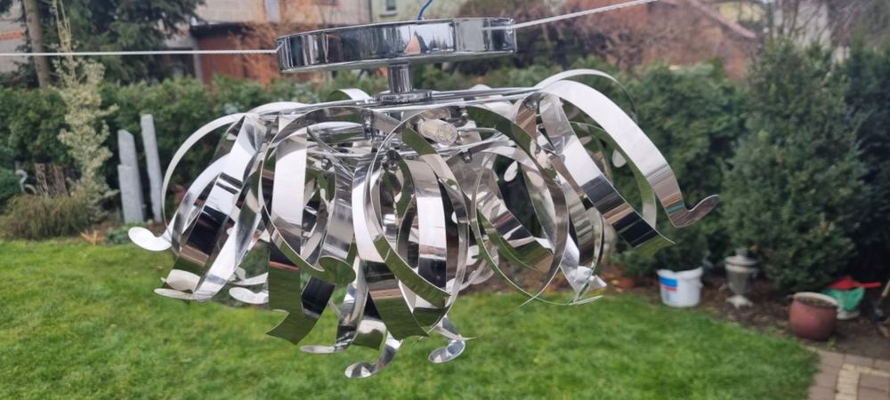 Srebrny żyrandol metalowy