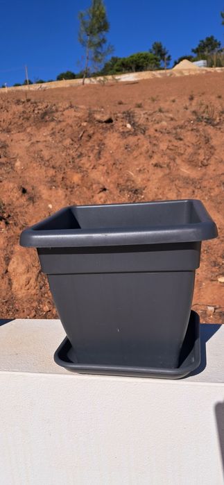 Caixas de flores. Diferentes tipos . Para pendurar ou pôr no chão.