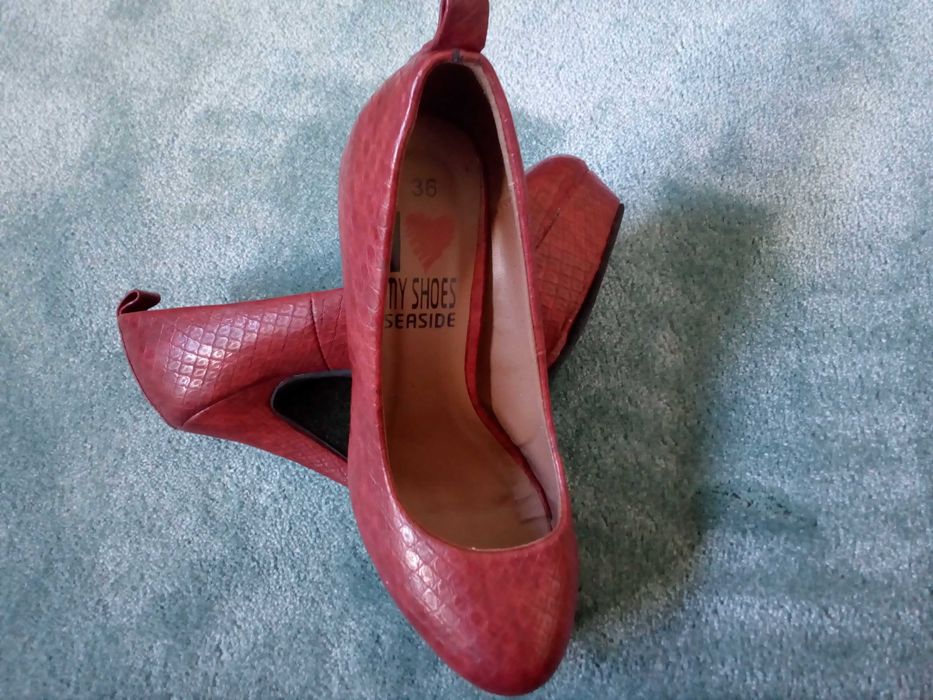 sapatos vermelhos de salto agulha