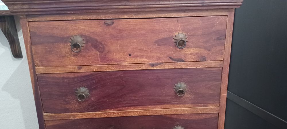 Móvel Rústico composto por 8 gavetas