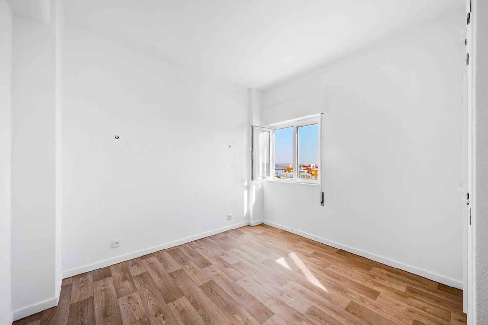 T2+1 renovado com vista rio varanda na sala e cozinha