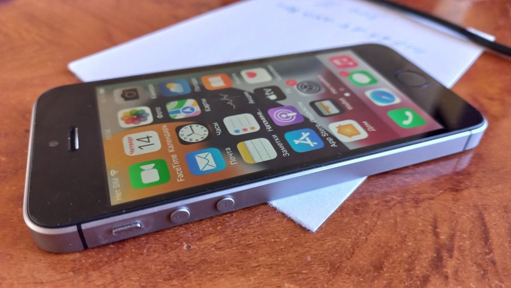 iPhone SE /32 GB  в хорошем состоянии.