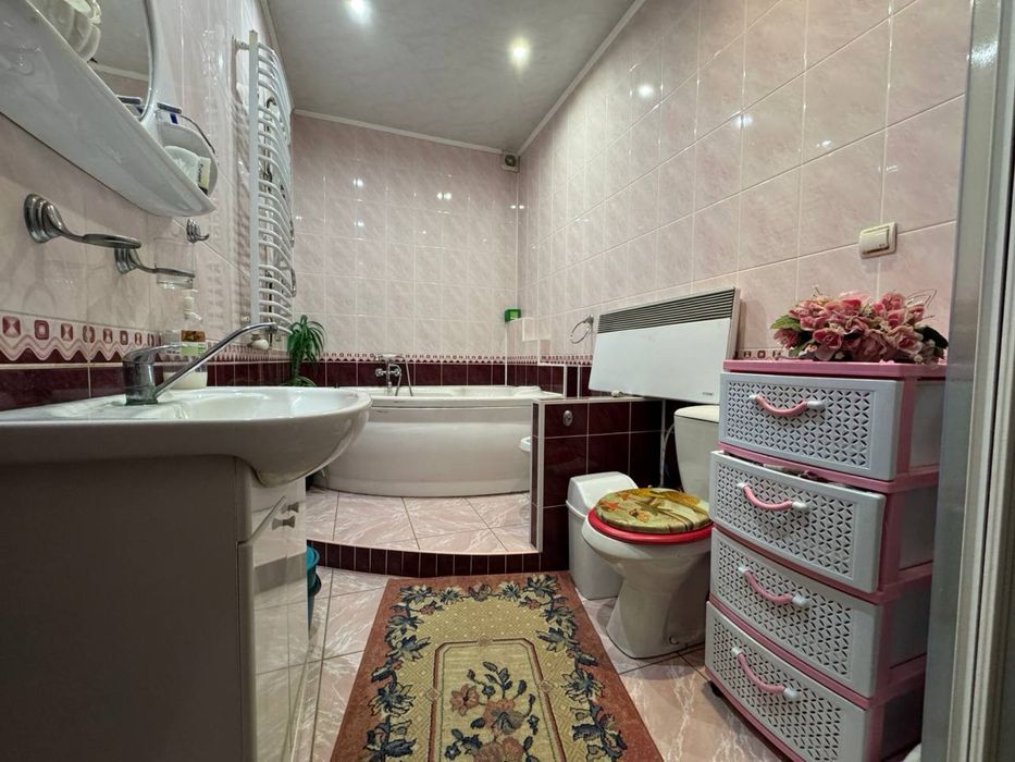 Перерахунок, постанови, готівка. Продаю будинок в Рожнятові 3 поверхи, 230м.кв.  Є гараж, 10 сот землі. Літна кухня