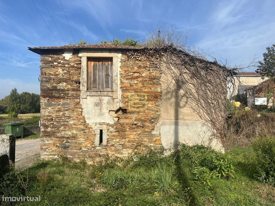 Casa em Xisto para Recuperar em Sobreira – Paredes | 25 min do Porto