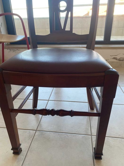 Conjunto de Cadeiras Madeira e Estofo Pele