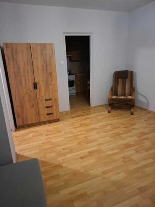 Kawalerka z oddzielną kuchnią w dobrej lokalizacji - Widok 2