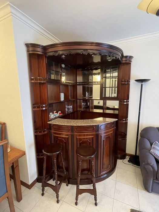 Bar de madeira e granito maciço com dois bancos