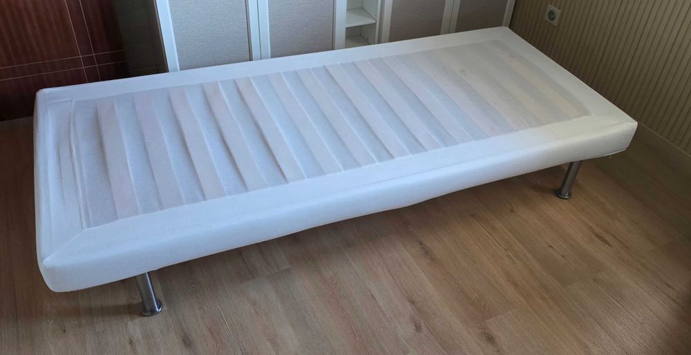 Dois Sommiers IKEA com conchão.