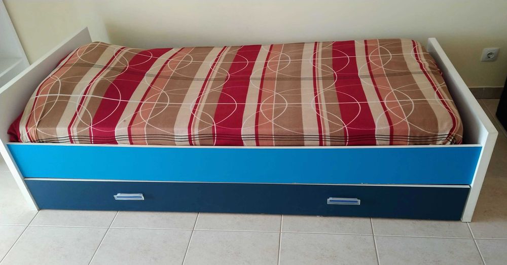 Cama de criança com colchão