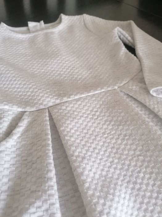 Sukienka z kieszeniami r. 104