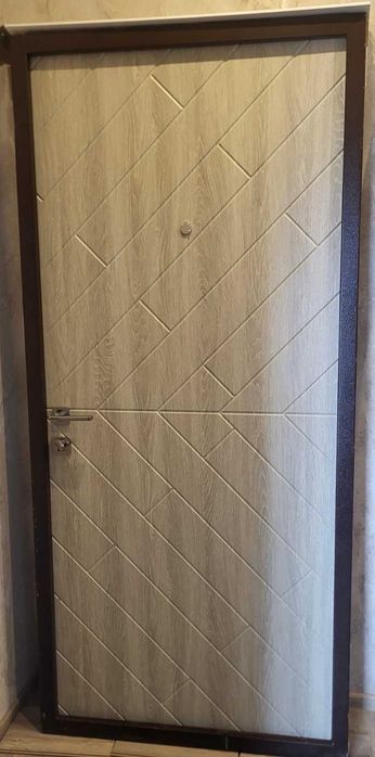 Продаю металеві зовнішні двері