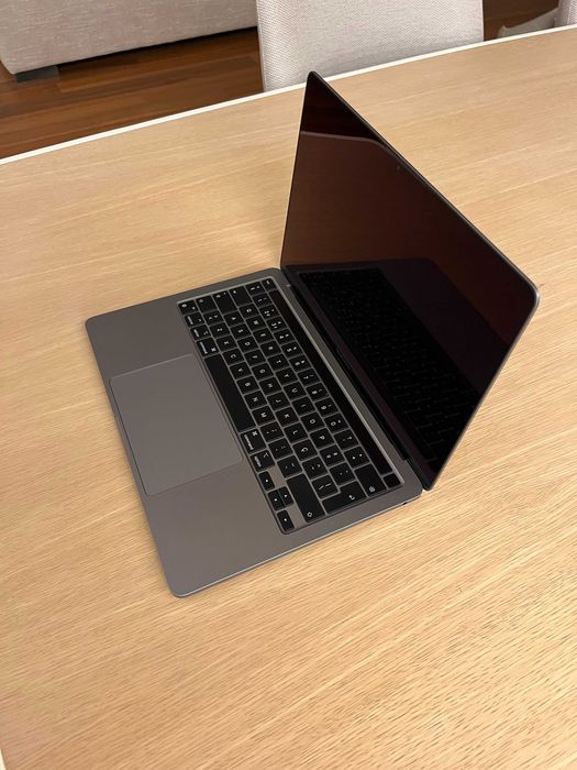 MacBook Pro 13.3" (2022)/ Apple M2 / 256GB / 16GB RAM + Magic Mouse