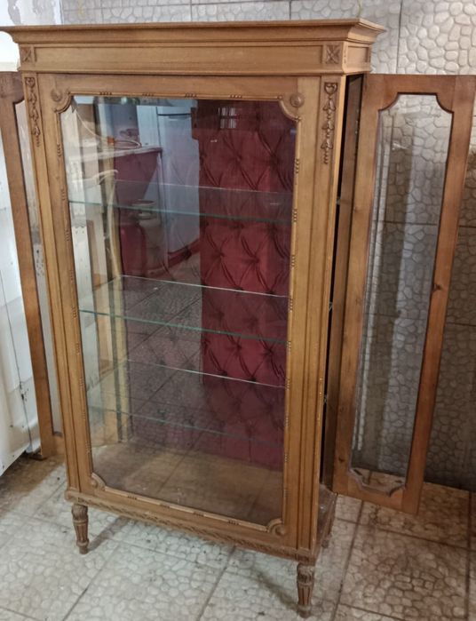 Vendo Armário 2 portas laterais interior em veludo bom estado 60€