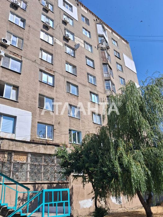 Комната в коммунальной квартире на среднем этаже  в Лузановке