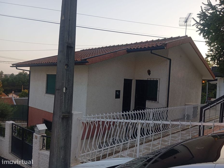 Moradia com jardim e garagem Lugar nobre cidade de Oliveira de Azeméis