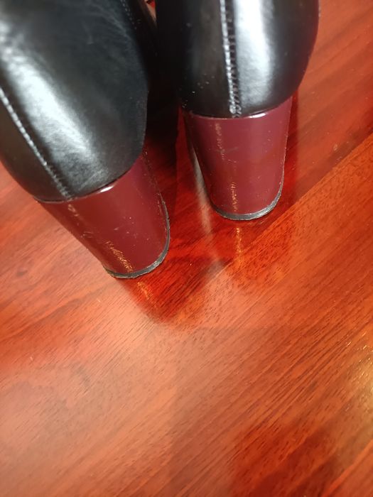 Botas em pele de senhora tamanho 37.