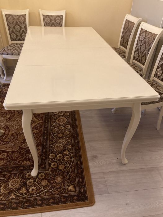 Stół i krzesła stylizowane na ludwika