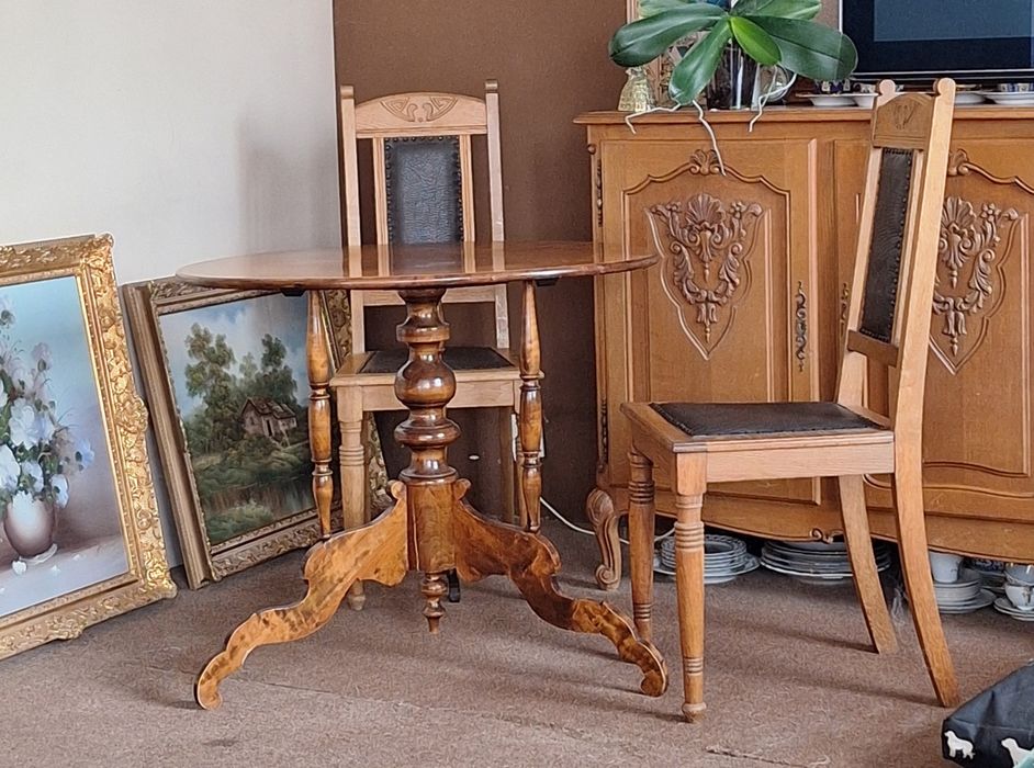 Efektowny drewniany wiekowy stolik