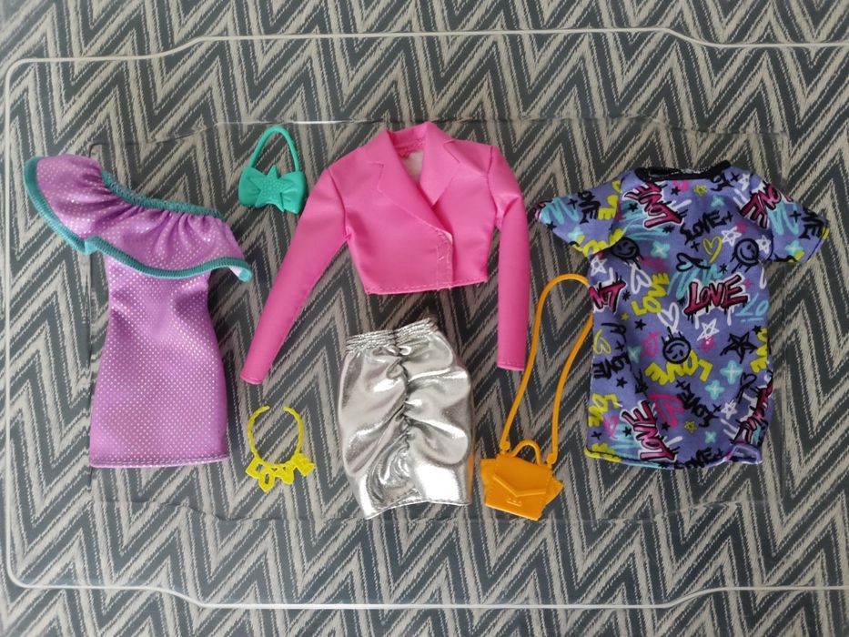 Одяг та взуття для Барбі