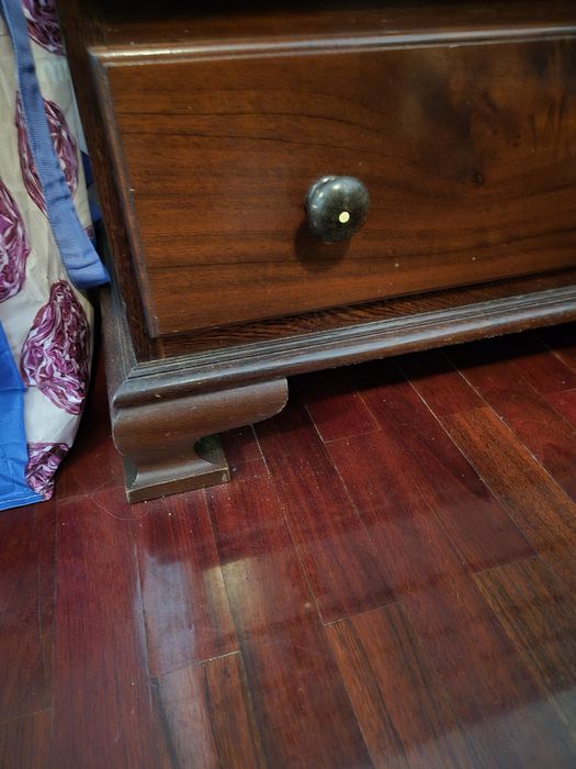 Cómoda em madeira maciça