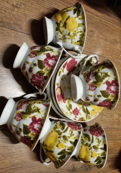 Komplet sześciu filiżanek z talerzykami