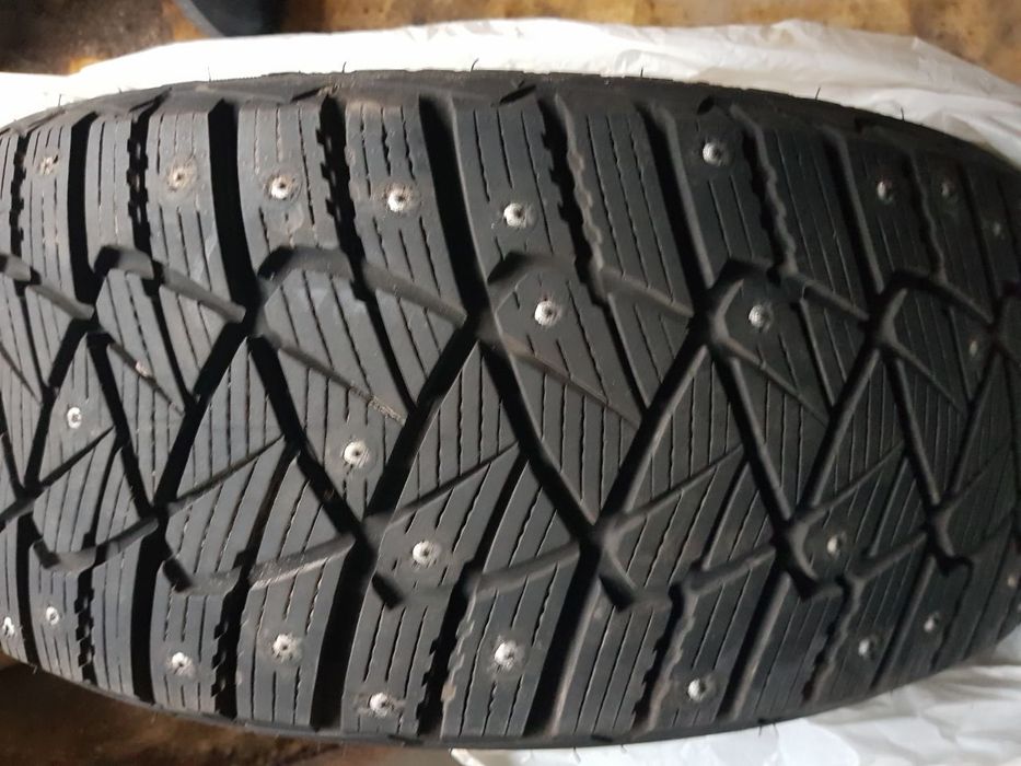 Продам автошини з шипами