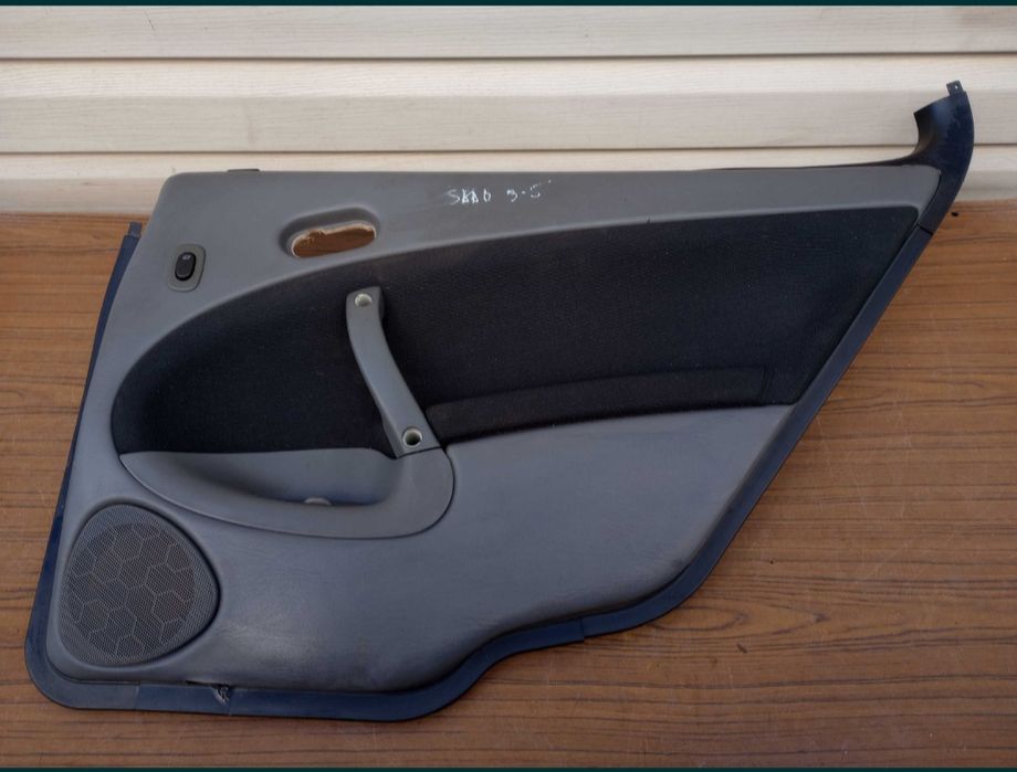 Дверна карта/обшивка дверей  Mazda 323F BA /Omega b