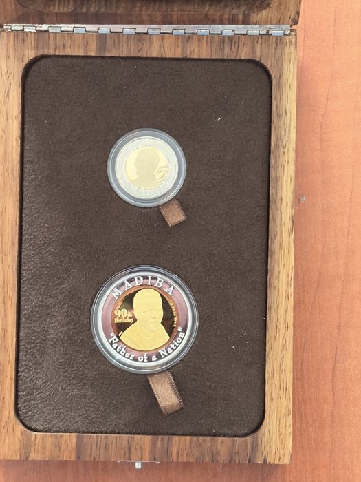 2x moedas Nelson Mandela 90th aniversario.