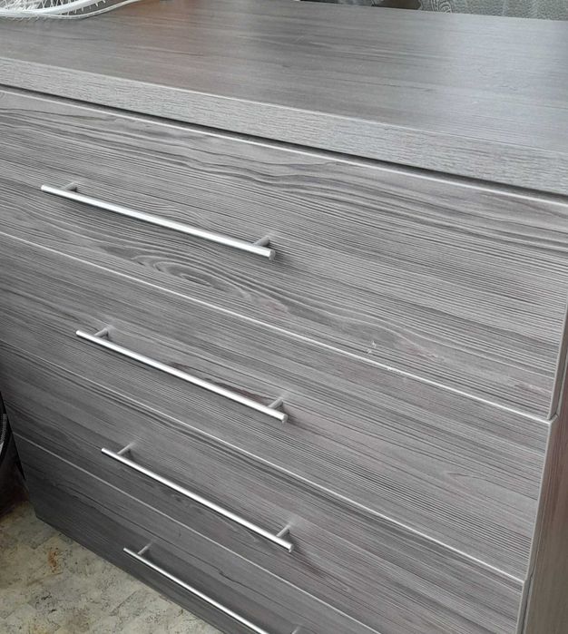 Комод з шухлядами