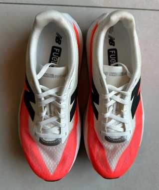 Ténis New Balance FuelCell Rebel v5 Branco Vermelho AW25