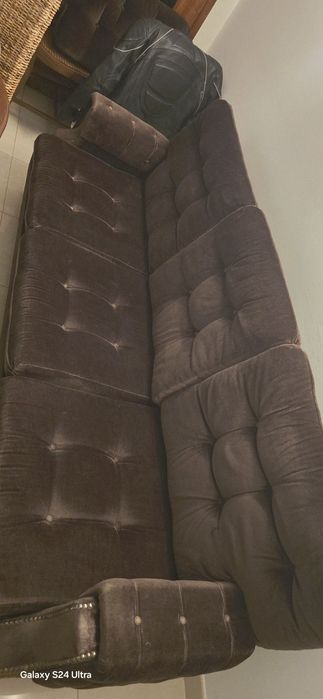 Sofá de veludo castanho 4 lugares. Faz Sofá Cama de casal.