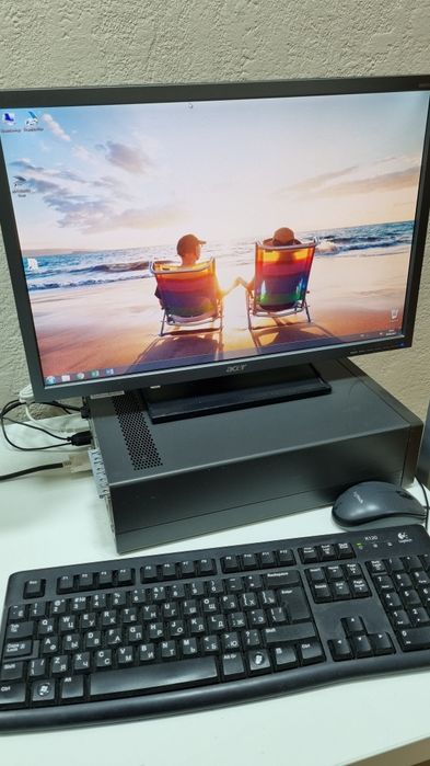 Компьютер с монитором для работы