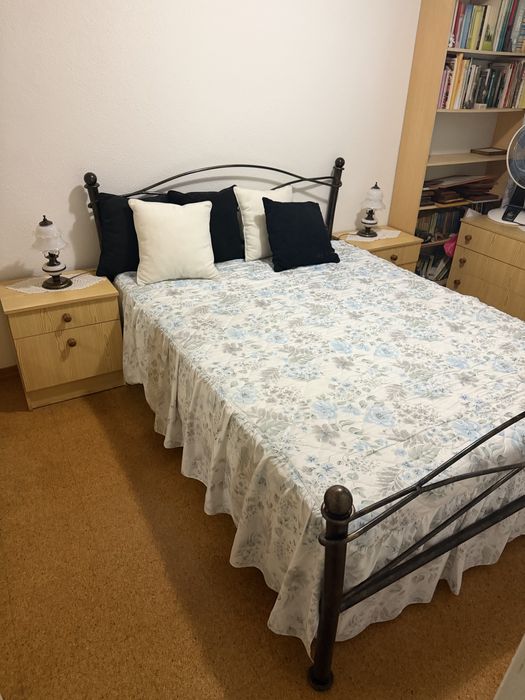Cama de casal em ferro com moveis