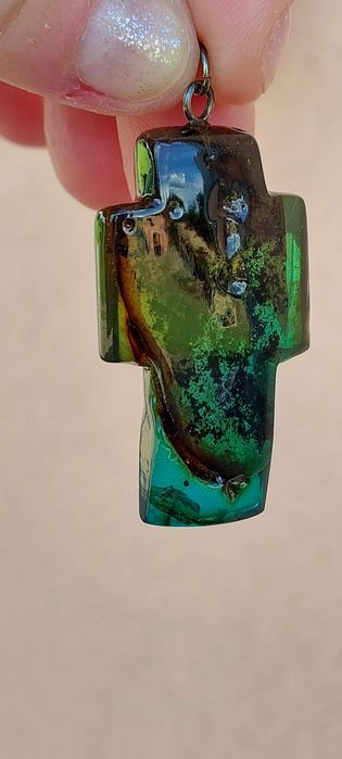 Zawieszka z bursztynu bałtyckiego barwionego