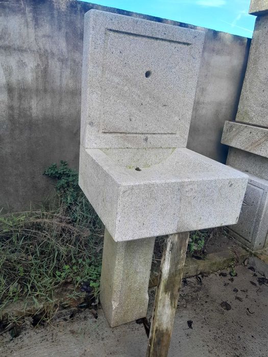 Fontanário em granito amaciado