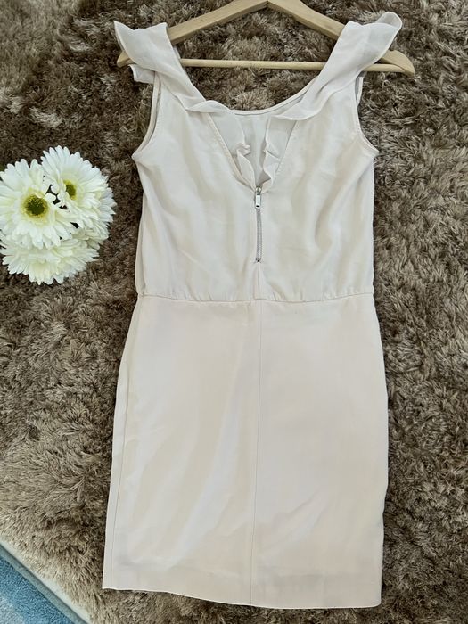 Vestido curto justo com folhos