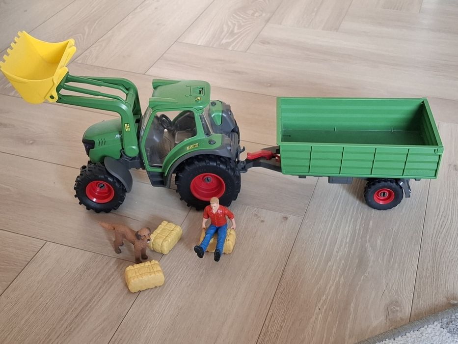Farmer Paul z traktorem Schleich.