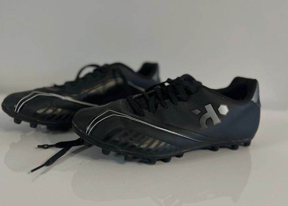 buty piłkarskie marki Kipsta w rozmiarze 39