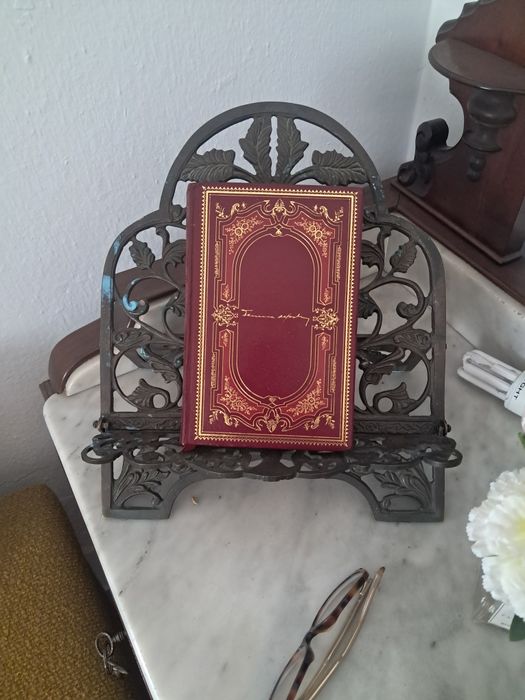 Suporte de leitura em ferro forjado