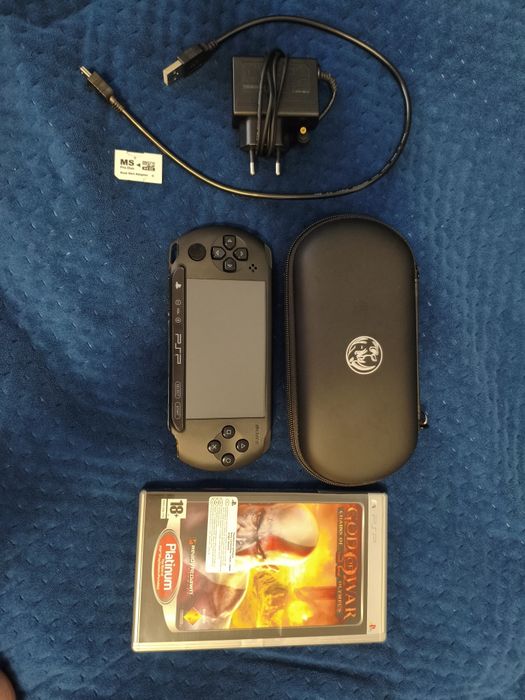 Sprzedam nową PSP Street + etui + karty pamięci + god of war