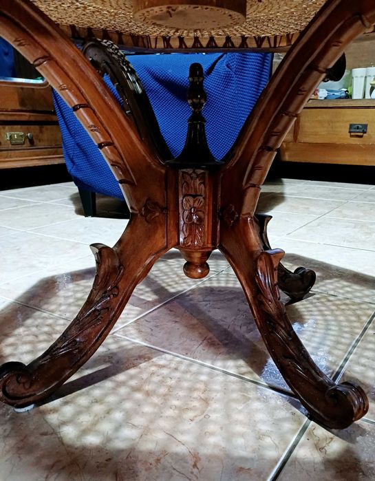 mesinha delicada de centro em palha e madeira