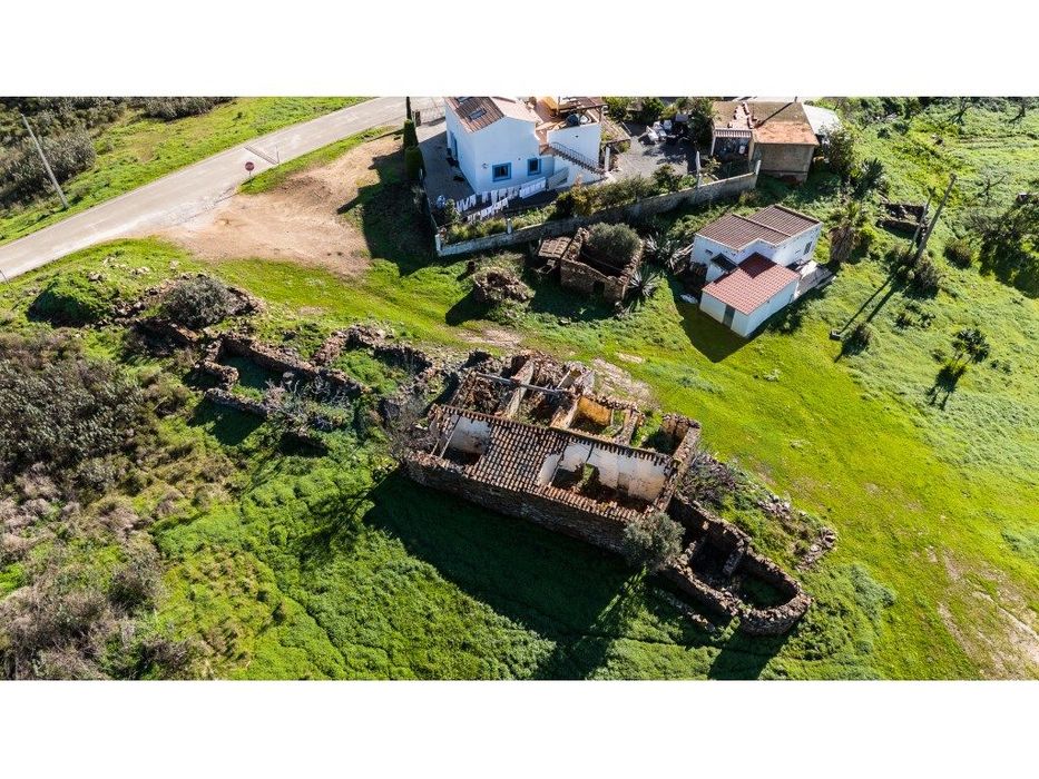 Terreno Misto com Possibilidade de Construir Moradia
