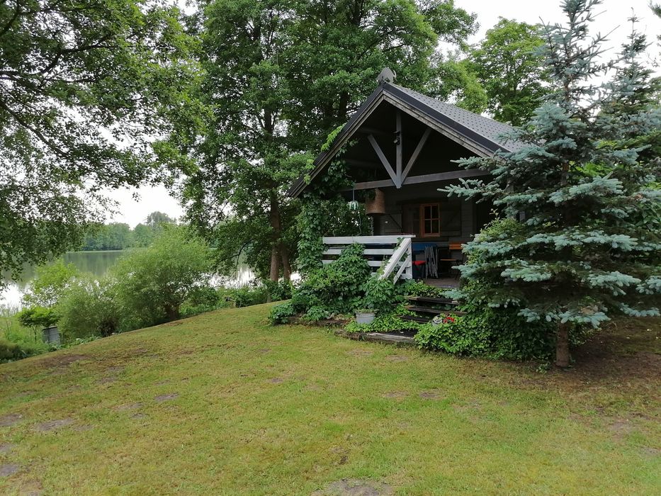 Domek na brzegu jeziora