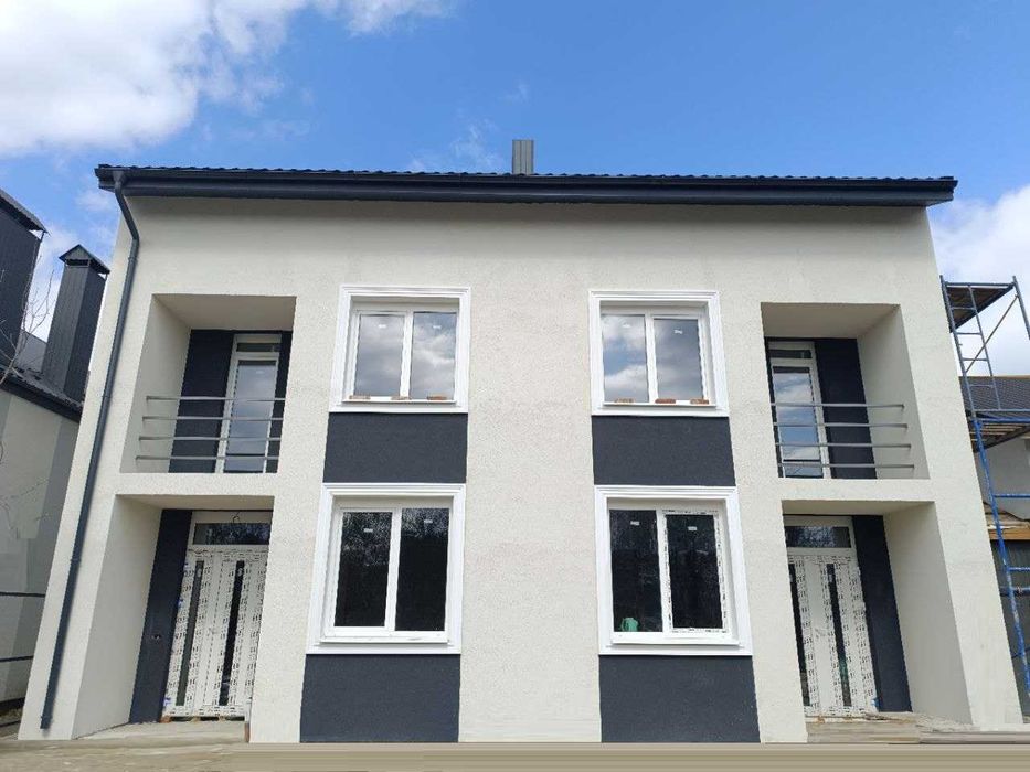 Продаж дуплекса  в дуже затишній та спокійній локації.