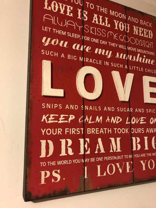 Quadro love, em vermelho e branco
