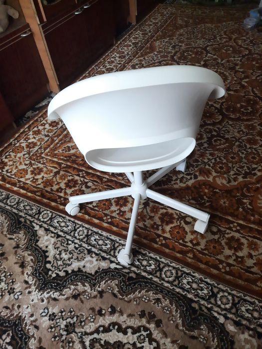 Стілець білий з подушкою